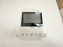 防犯はもちろん、セールスマン対策にもなるモニター付きインターホンです。お子さん1人での留守番時にも活躍しそうです。 