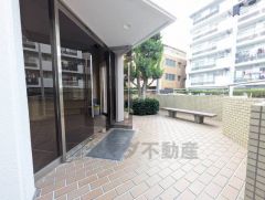 清掃の行き届いたきれいなエントランス。