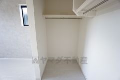 寝室にはハンガーパイプ付きのウォークインクローゼットが設けられています。たっぷり収納できるので衣替えの心配もいりませんね＾＾