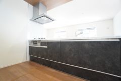 収納も、作業スペースも広々と設けられた使いやすいシステムキッチンです＾＾カウンターキッチンなので、ご家族と会話をしながら楽しくお料理ができます＾＾