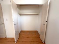 洋室にはハンガーパイプ付きのクローゼットが設けられています。たっぷり収納できるので衣替えの心配もいりませんね＾＾