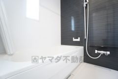 1日の疲れを癒すくつろぎのバスルーム。足を伸ばしてもゆったりと入れるサイズです。お子様と一緒にお風呂に入っても狭くないですね＾＾ 