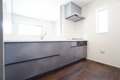 収納も、作業スペースも広々と設けられた使いやすいシステムキッチンです＾＾カウンターキッチンなので、ご家族と会話をしながら楽しくお料理ができます＾＾