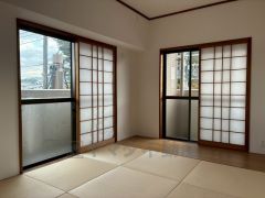 6帖。リビング隣には、ホッとできる和室を用意。客間としてはもちろん、お子様のお昼寝スペースや書斎としても活躍してくれそうです＾＾ 