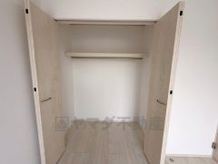 洋室にはハンガーパイプ付きのクローゼットが設けられています。たっぷり収納できるので衣替えの心配もいりませんね＾＾