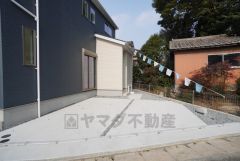 駐車スペースはゆとりある2台分を確保。マイカー用に、お客さま用に、余裕を持ってご利用いただけます。