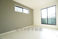 7帖。主寝室としてお使いいただけそうなこちらのお部屋は、日当たりが良く、爽やかな風を感じて起きる朝は、快適生活の始まりに。