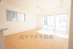 ご家族で団らんの時間を過ごすリビングダイニング。