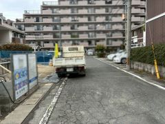 前面道路。南側約6ｍ公道。車通りが少なく静かな環境です＾＾ 前面道路も広々としているので駐車も楽々です＾＾スーパー、コンビニ、ドラッグストアまで徒歩約9分圏内＾＾周辺環境充実＾＾