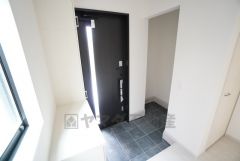 採光も考えられた明るい玄関です。たっぷり収納できるシューズボックス付きなので、家族全員の靴がきれいに整頓できます。