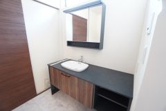 三面鏡裏収納付き洗面化粧台です＾＾ 歯磨きセットやスキンケア用品などの収納に便利ですね。