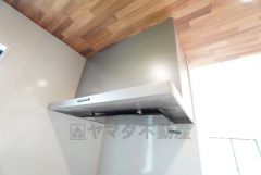 コンロ上には換気扇完備＾＾すぐ横に小窓が設けられているので、換気扇と合わせてWで換気できます＾＾