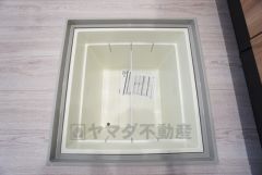 キッチンに床下収納があります。長期保存ができるもの、調理器具、防災グッズを入れておくのもいいですね。