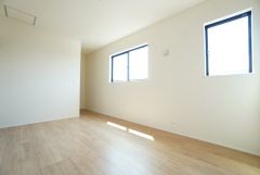 6.75帖。家具を選ばないナチュラルなフローリングとシンプルなクロスです＾＾ 陽当たりがよく、子供部屋としての利用もおすすめ。