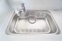 大きなお鍋も楽々洗える幅の広いシンクです＾＾ステンレスシンクなので簡単にお掃除できますよ。洗剤やスポンジもすっきりできる収納付き。