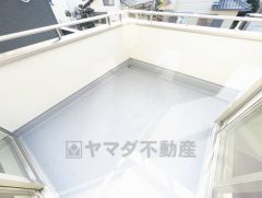 広々としたバルコニー。 天気のいい日にはお布団もまとめて干せそうですね＾＾