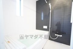 1日の疲れを癒すくつろぎのバスルーム。足を伸ばしてもゆったりと入れるサイズです。お子様と一緒にお風呂に入っても狭くないですね＾＾