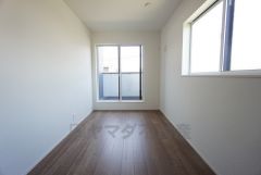 5.5帖。木の温もりあふれるフローリングとシンプルなクロスで住む人のこだわりを活かす洋室＾＾