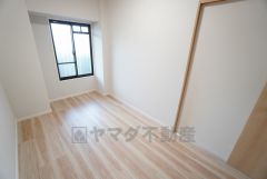 採光を確保した明るい室内は、風通しも良く、大変居心地の良い空間となっております。日当たりがよく、子供部屋としての利用もおすすめ。