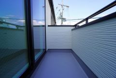 広々としたバルコニー。 天気のいい日にはお布団もまとめて干せそうですね＾＾