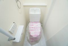 ウォシュレット、暖房便座、節電・節水機能など、使い勝手のよい高機能トイレです。 上部には収納棚が付いています＾＾