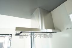 コンロ上には換気扇完備＾＾すぐ横に小窓が設けられているので、換気扇と合わせてWで換気できます＾＾