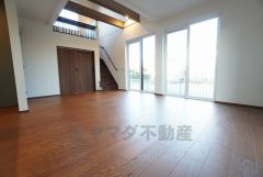 大きな掃き出し窓のあるリビングは、陽光あふれる明るい空間です。ゆったりと寛げる憩いの場となりそうです。