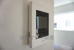 同仕様写真。 防犯はもちろん、セールスマン対策にもなるモニター付きインターホンです。 来訪者の顔が見えるので安心ですね＾＾