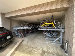 大切な自転車を守れるようロック付きの自転車置き場になっております。通勤・通学に自転車を使う方にも便利です＾＾