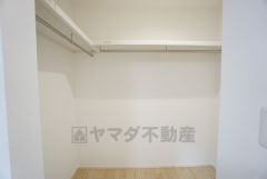 ウォークインクローゼット付き＾＾ハンガーパイプ下にボックスを置いて、枕棚を活用して、たっぷりと収納できそうです＾＾