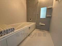 1日の疲れを癒すくつろぎのバスルーム。足を伸ばしてもゆったりと入れるサイズです。お子様と一緒にお風呂に入っても狭くないですね＾＾