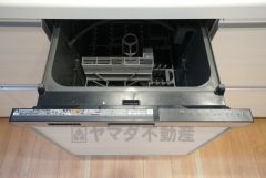 家事の時間が短縮できる食器洗浄乾燥機付。後片付けも楽になりますね。