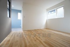 6帖。デザインクロスがアクセントになった落ち着いた雰囲気のお部屋です。 マルチテラスとウォークインクローゼット付き。