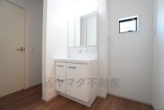 三面鏡裏収納付き洗面化粧台です＾＾ 歯磨きセットやスキンケア用品などの収納に便利ですね。 生活感も隠すことができ、来客時にも安心です。