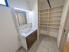 洗面台横に広々とした収納付き。雑然とした洗面室がすっきり片付けやすくなりますし、パジャマや下着を個室に取りに行くという手間も省けます。