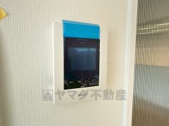 防犯はもちろん、セールスマン対策にもなるモニター付きインターホンです。 来訪者の顔が見えるので安心ですね＾＾