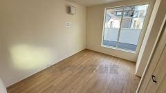 主寝室としてお使いいただけそうなこちらのお部屋は、日当たりが良く、爽やかな風を感じて起きる朝は、快適生活の始まりに。
