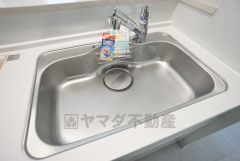大きなお鍋も楽々洗える幅の広いシンクです＾＾ステンレスシンクなので簡単にお掃除できますよ。洗剤やスポンジもすっきりできる収納付き。