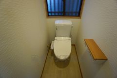 ウォシュレット付きのトイレです。小窓付きで換気する時に便利です＾＾シンプルなクロスで落ち着いた空間です。