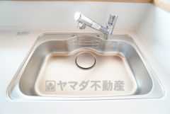 大きなお鍋も楽々洗える幅の広いシンクです＾＾ステンレスシンクなので簡単にお掃除できますよ。洗剤やスポンジもすっきりできる収納付き。