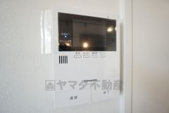 防犯はもちろん、セールスマン対策にもなるモニター付きインターホンです。 来訪者の顔が見えるので安心ですね＾＾