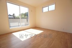 主寝室としてお使いいただけそうなこちらのお部屋は、日当たりが良く、爽やかな風を感じて起きる朝は、快適生活の始まりに。