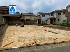  バス停「皿山1丁目」まで徒歩:5分。 スーパーまで徒歩7分。 カースペースは停めやすい並列駐車2台付き。