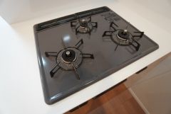 3種類の料理が同時に調理できる、3口ガスコンロ。忙しい夕食の支度時間が短縮できて効率よくお料理が楽しめます。