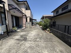 広々としたお庭付き＾＾日光浴やガーデニングはもちろん、お子さまの外遊びの場としても＾＾