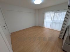 7帖。主寝室としてお使いいただけそうなこちらのお部屋は、日当たりが良く、爽やかな風を感じて起きる朝は、快適生活の始まりに。