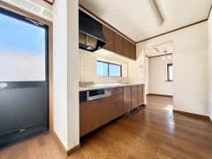 収納も、作業スペースも広々と設けられた使いやすいシステムキッチンです＾＾ キッチン横には、家庭ごみの仮置きに重宝する勝手口付き。 