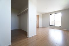 10帖。主寝室としてお使いいただけそうなこちらのお部屋は、日当たりが良く、爽やかな風を感じて起きる朝は、快適生活の始まりに。