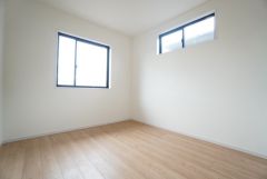 5.2帖洋室。角部屋ならではの2面採光。陽のあたる時間が長く、冬でもあたたかいです。