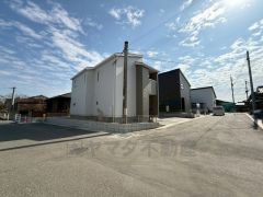 全面道路。南西側約6ｍ公道。北側約6.5ｍ公道。